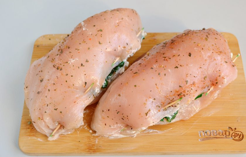 1. Этап. Курица со шпинатом: 7. Скрепите края филе зубочистками так, чтобы начинка была хорошо заключена внутри филе.