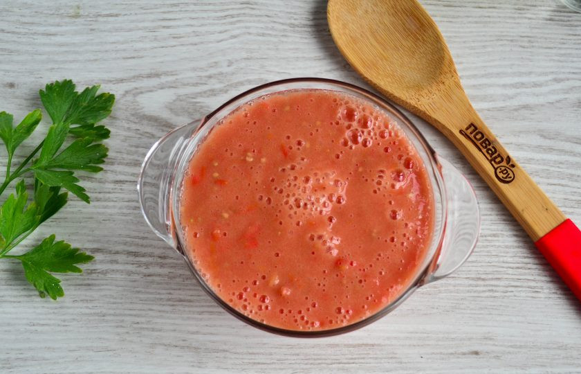 1. Этап. Закуска из перца и моркови на зиму: Помидоры измельчите с помощью блендера или мясорубки до состояния пюре.