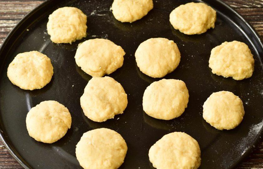 1. Этап. Булочки с корицей на кефире: Сформируйте из теста булочки, выложите их на противень.