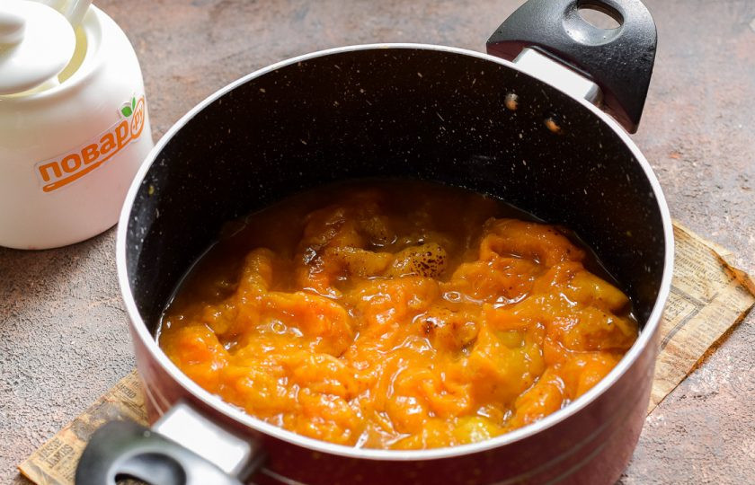 1. Этап. Варенье из абрикосов с желатином: Варите абрикосовое варенье на низком огне 40 минут.