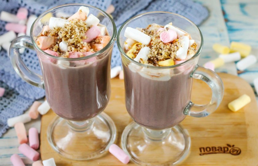 1. Этап. Горячий шоколад Зимний вечер: Присыпьте измельченным фундуком или другими выбранными орехами.