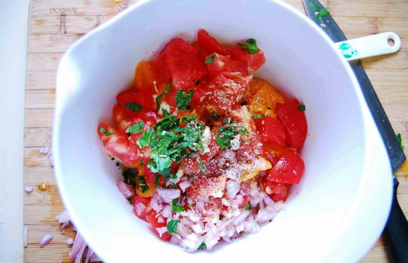 1. Этап. Палтус на сковороде: Заправьте овощи оливковым маслом, соль, перцем и дайте чуточку настояться.