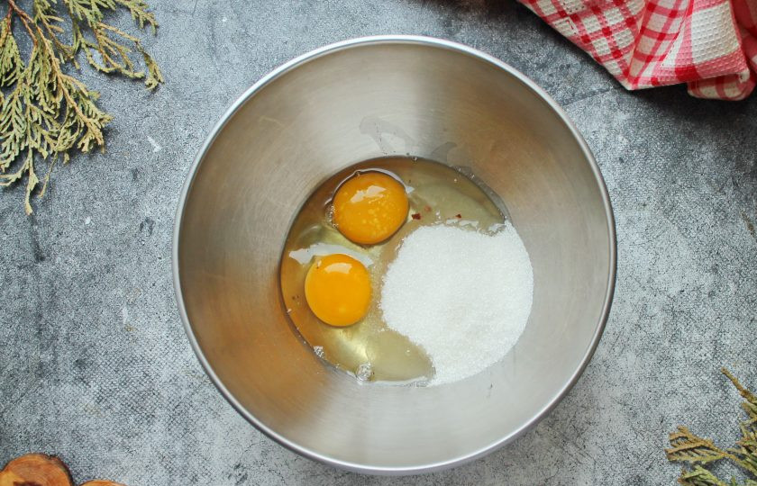 1. Этап. Миндальные капкейки: В миску разбейте яйца, всыпьте сахар и щепотку соли.