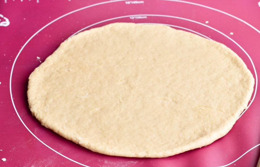 1. Этап. Печенье Студенческое: Выложите тесто на коврик, раскатайте его скалкой.