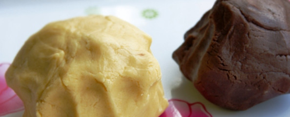 1. Этап. Торт Лакомка: 4. Затем разделяем тесто на две части, в одну часть добавляем какао.