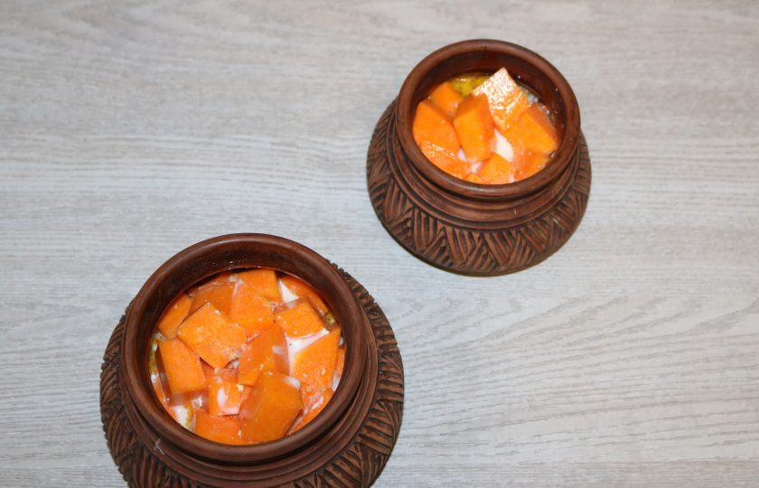 1. Этап. Курица с тыквой в горшочке: Залейте горшочки сметанным соусом. Поставьте в разогретую до 200 градусов духовку на 30 минут.