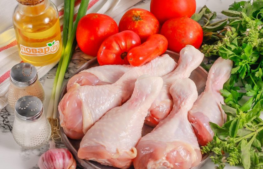 1. Этап. Куриные ножки по-веронски: Подготовьте указанные ингредиенты. Можно использовать окорочка или куриные голени. Оливки или маслины используйте по желанию, так как не все любят их вкус в блюде. Но добавление оливкового масла обязательно!