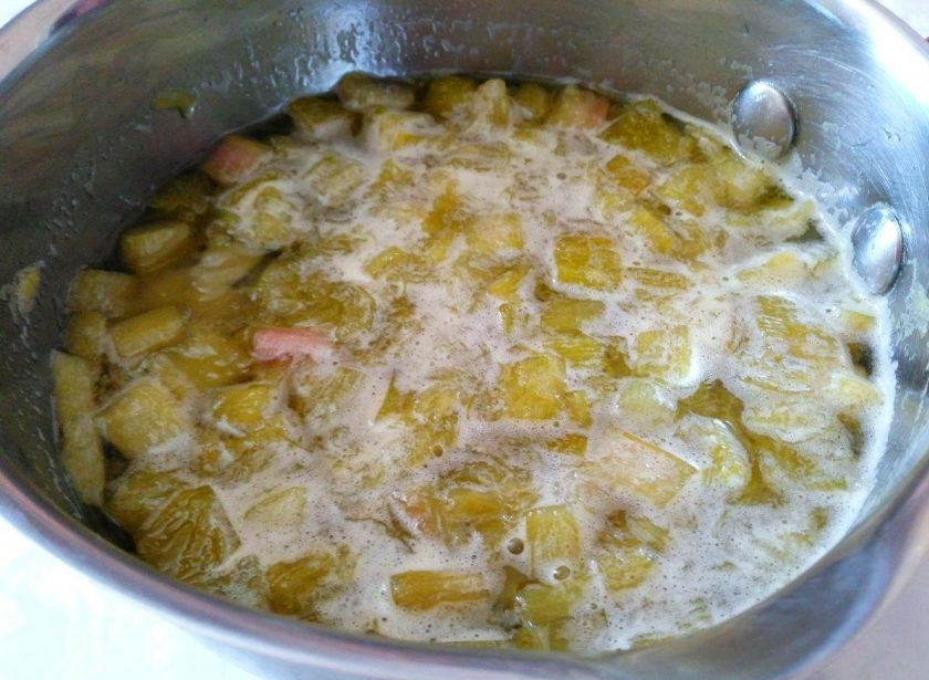 1. Этап. Мармелад из ревеня: Доведите массу до кипения и проварите 1-2 минуты до размягчения ревеня. Снимите с огня и дайте немного остыть (5-7 минут).