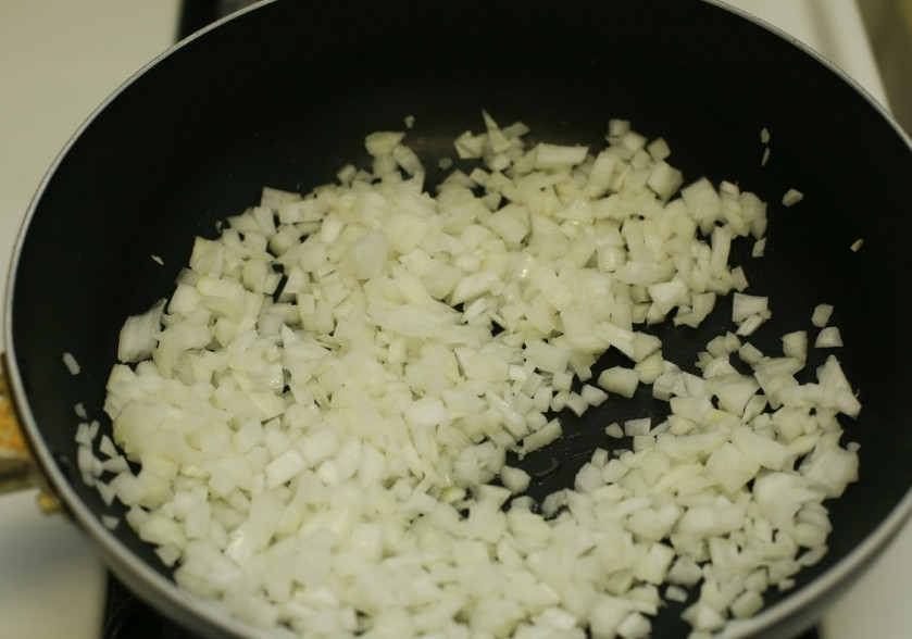 1. Этап. Мясные рулетики с начинкой: Пока мясо оттаивает готовим начинку, нарезаем лук мелкими кубиками и обжариваем на сковороде до прозрачности.