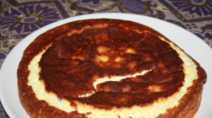 1. Этап. Творожная запеканка в мультиварке без манки: Готовую творожную запеканку в мультиварке без манки переверните и перед подачей на стол и немного остудите.