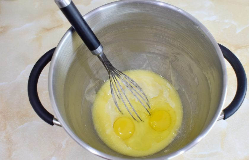 1. Этап. Торт «Молочная девочка» с бананами: Затем вмешайте в тесто яйца.