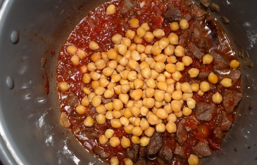 1. Этап. Нут с говядиной и овощам: Добавьте нут. Тушите в режиме 