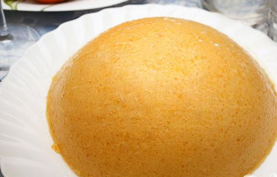 1. Этап. Желе из абрикосов: 6. Из формы вынимаем десерт тогда, когда он хорошо застынет. Это сделать будет легче, если мы на несколько секунд поставим в горячую воду форму с желе. Затем на тарелку аккуратно переворачиваем форму. Украшать десерт можно тертым шоколадом, взбитыми сливками или фруктами. Блюдо готово.