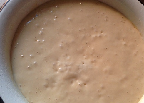 1. Этап. Оладьи на молоке и дрожжах: Тесто подошло, ни в коем разе нельзя его перемешивать.