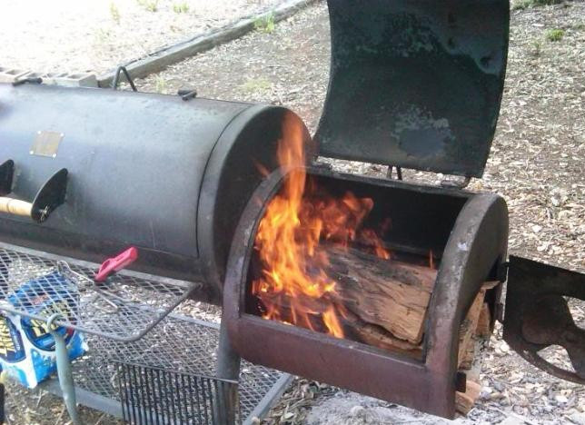 1. Этап. Кролик в коптильне: Для копчения кролика хорошо подойдет щепа фруктовых деревьев либо ольховая. Замочите её на 15-20 минут, а затем насыпьте на дно коптильни. Разожгите огонь.