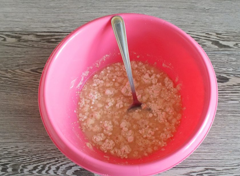 1. Этап. Булочки на рассоле: В чаше смешайте теплый рассол, дрожжи, 0,5 ст. муки и 1 ст.л. сахара. Перемешайте, прикройте полотенцем и оставьте на 15 минут.