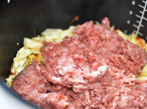 1. Этап. Капустная запеканка с фаршем в мультиварке: Добавьте фарш и продолжайте обжаривать до его обесцвечивания.