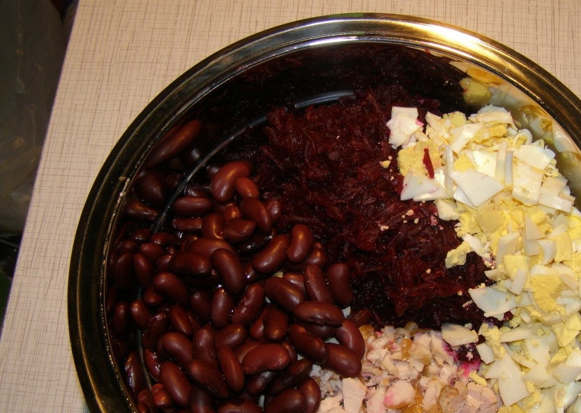 1. Этап. Салат с курицей и красной фасолью: В сковороде разогрейте ложку растительного масла. Репчатый лук очистите и нарежьте полукольцами. Обжарьте лук на растительном масле со щепоткой сахара. Отварите яйца, нарежьте их. Добавьте лук и яйца к остальным ингредиентам. Заправьте все майонезом, посолите и перемешайте.