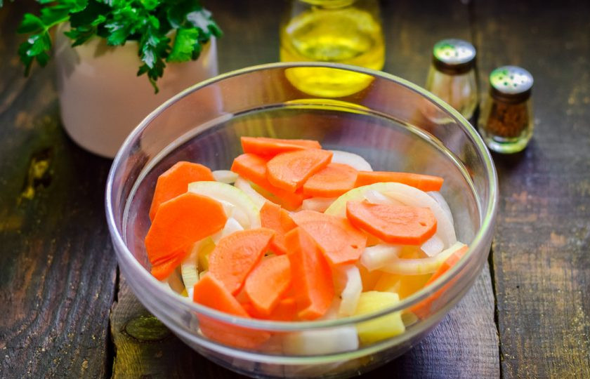 1. Этап. Овощное рагу с кабачками и перцем: Морковь очистите, нарежьте брусочками и добавьте к овощам.