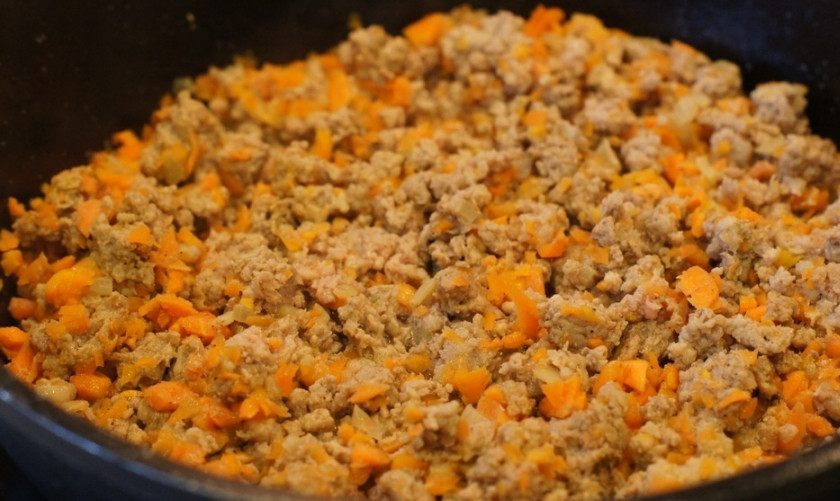 1. Этап. Рис с куриным фаршем: Измельчите лук и морковь и обжарьте их в глубокой сковороде. Затем добавьте фарш, специи, перемешайте и жарьте вместе еще минут 15.