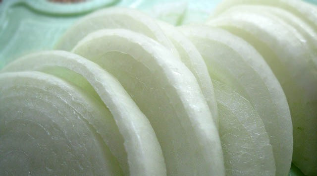 1. Этап. Телятина с кабачками: Лук нарезаем тонкими полукольцами.