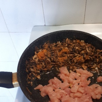 1. Этап. Жидкая подлива с курицей и грибами: Теперь добавить кусочки куриного филе, довести до готовности. Можно филе обжаривать отдельно, но я делаю все вместе.