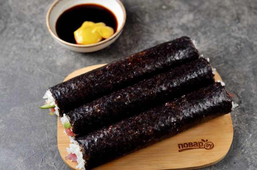 1. Этап. Роллы с тунцом и кунжутным соусом: Выложите роллы на разделочную доску швом вниз минут на 10, за это время шов склеится. В светлый соевый соус выложите кунжутную пасту, смешайте до однородности, при необходимости можно всыпать щепотку сахара и совсем немного кипяченой воды, чтобы соус не был слишком густым.