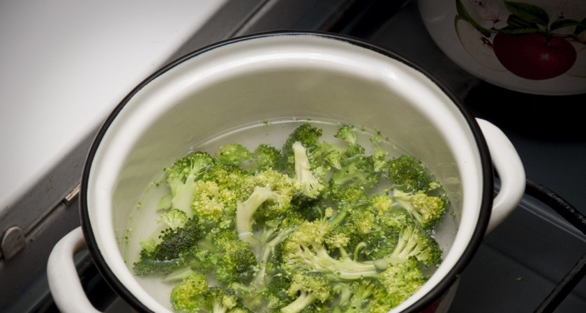 1. Этап. Брокколи с сыром в горшочке: 1. Брокколи моем, делим на соцветия и опускаем в кипаящую соленую воду на 5 минут. Затем откинем на дуршлаг.