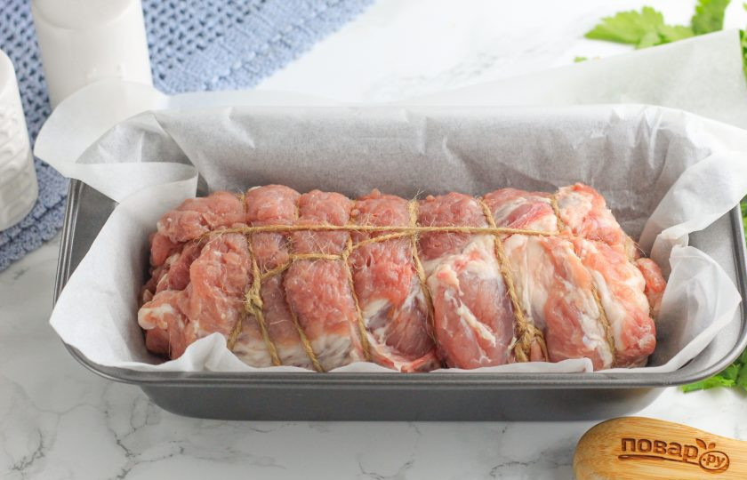 1. Этап. Мясной рулет с брусникой в духовке: Свяжите рулет шпагатом или нитью, чтобы он держал свою форму. Отправьте в разогретую духовку при 200 градусах на 45-50 минут. Обязательно накройте верх рулета через полчаса пергаментной бумагой, чтобы он не подгорел.