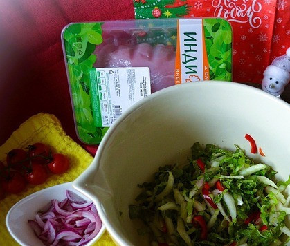 1. Этап. Салат Рождественский венок: Вымыть и обсушить овощи. Нарезать тонко капусту, перец, подсолить, слегка отжать.