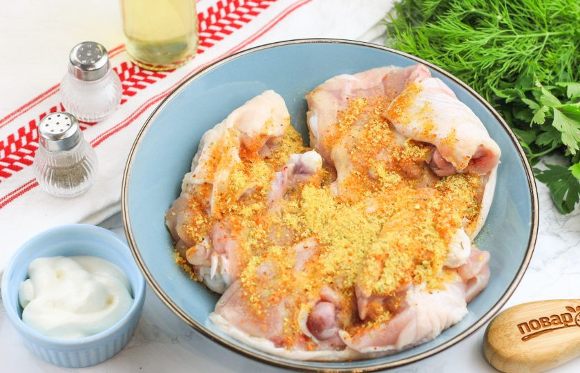 1. Этап. Курица в аэрофритюрнице: Бедрышки промойте в воде, обсушите бумажными салфетками. Выложите их в миску или тарелку и присыпьте приправой для курицы. Необязательно использовать именно эту приправу — можно добавить ту, которая вам больше всего по вкусу.