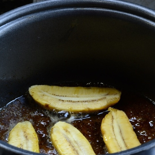 1. Этап. Банановый фостер: Аккуратно кладем бананы и продолжаем готовить.