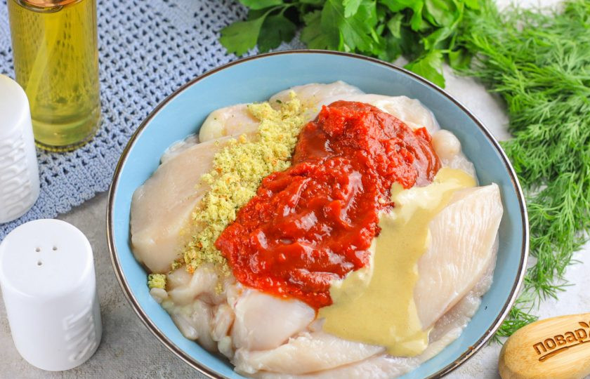 1. Этап. Мясо Дракона на Новый год: Высыпьте в емкость приправу для курицы, выложите аджику и горчицу.