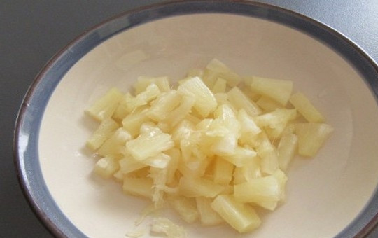 1. Этап. Мусс ананасовый: 4. Еще 5 ломтиков ананаса мелко нарежьте.