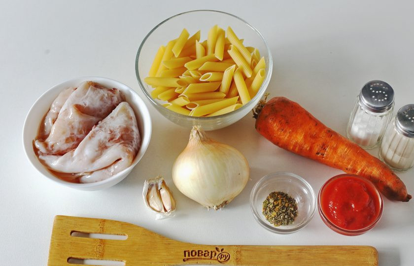 1. Этап. Паста с кальмарами в томатном соусе: Подготовьте все ингредиенты.