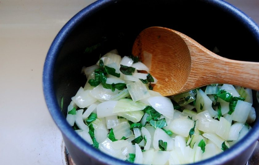 1. Этап. Морковный суп-пюре с травами: 3. В это время нарежьте лук кубиками. Обжарьте его насколько минут в масле, помешивая. Затем добавьте измельчённый чеснок и все травы. Готовьте ингредиенты ещё пару минут.