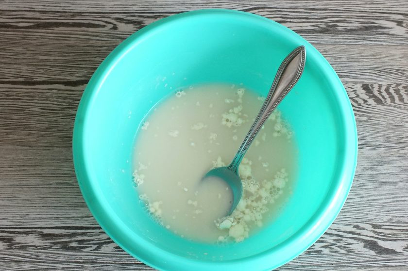 1. Этап. Жаворонки на Сретение: В чашу налейте стакан теплой воды. Раскрошите дрожжи, добавьте по 2 чайные ложки муки и сахара (из общего количества). Оставьте на 20 минут в теплом месте.