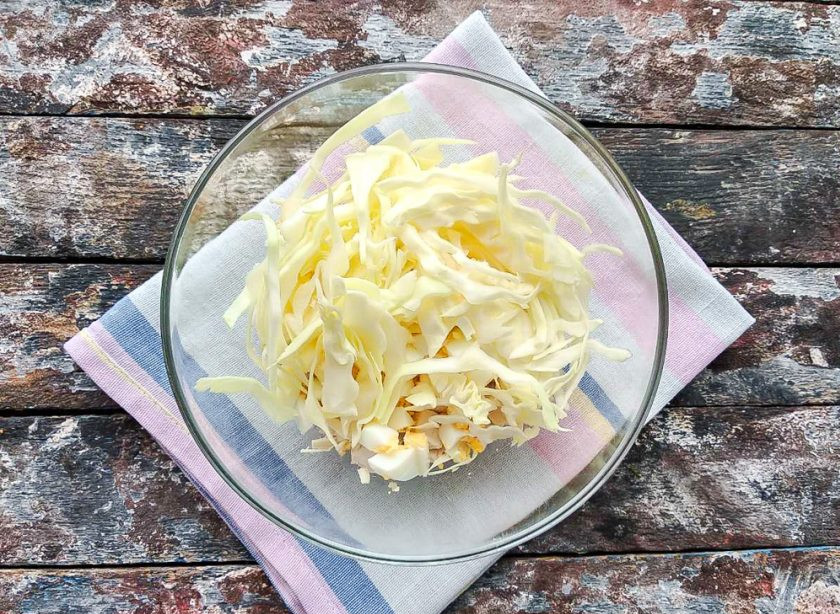 1. Этап. Салат с курицей и арахисом: Капусту мелко нашинкуйте и выложите в тарелку.