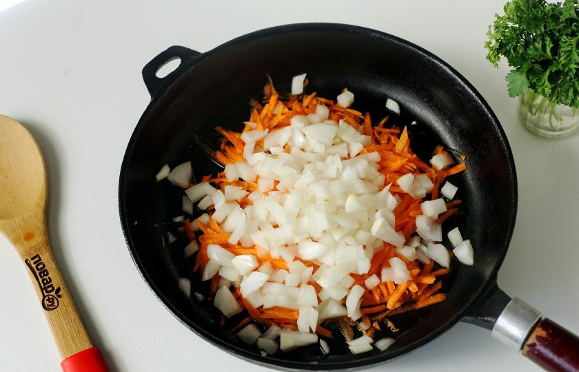 1. Этап. Кавказский борщ: В сковороде разогрейте масло и выложите нарезанный кубиками лук и тертую морковь.