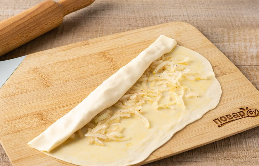 1. Этап. Слоёные лепёшки с луком Катлама: Скатайте пласт рулетом с широкой стороны.