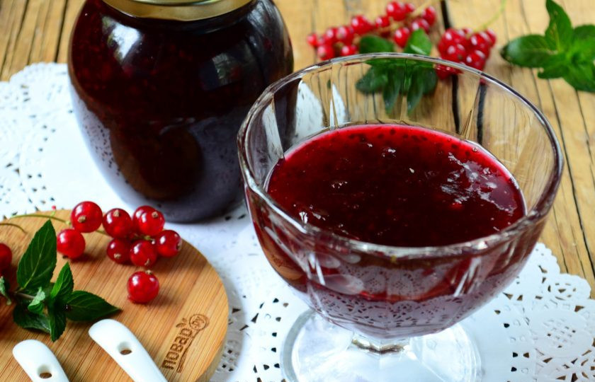 1. Этап. Джем из красной смородины на зиму (быстрый): Горячий джем разлейте по стерилизованным банкам и плотно укупорьте металлическими крышками. Банки переверните и оставьте в таком положении до полного остывания. Джем из красной смородины на зиму готов. Пробуйте с удовольствием!