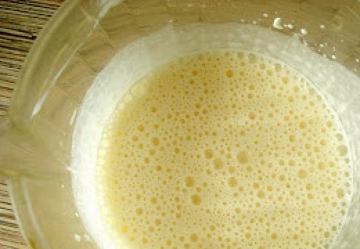 1. Этап. Луковый пирог: Взбиваем яйца и сметану.