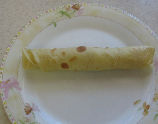 1. Этап. Блины с сосиской: 4. Аккуратно свернуть рулетиком, при желании подвернуть внутрь края.