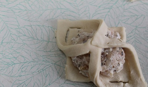 1. Этап. Пирожки закусочные с курицей: Соединить противоположные углы.