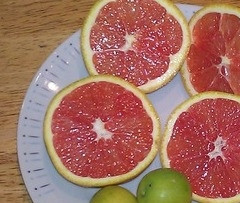 1. Этап. Варенье из кумквата: Приготовить сок апельсина и лимона.