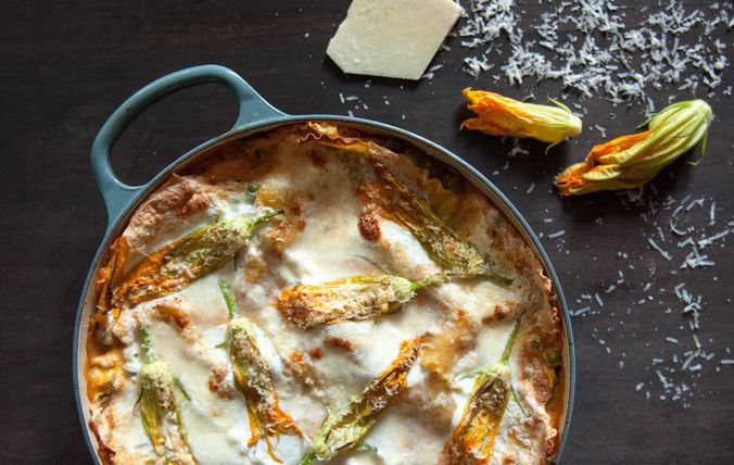 1. Этап. Кабачковое суфле под грибным соусом: 4. Тонким слоем размажем соус поверх готового блюда, его также можно подать отдельно. Я еще посыпаю суфле измельченным сыром. Приятного аппетита!