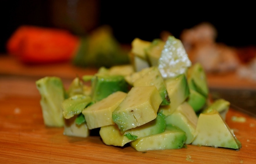 1. Этап. Салат Любимый: 5. Очистите авокадо и нарежьте кубиками. Авокадо долден быть спелым и довольно мягким.