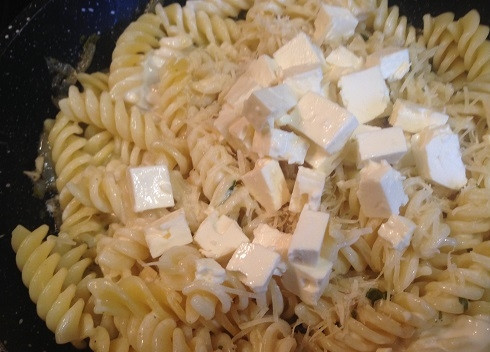 1. Этап. Паста по-турецки с кефиром, луком и соленым сыром: 7. Макароны у вас уже готовы? Сливаем с них воду и выкладываем макароны на сковороду с луком. Добавляем кефир или йогурт, перемешиваем и добавим кубики брынзы и натертый твердый сыр. Прогреваем все вместе с пол минуты.