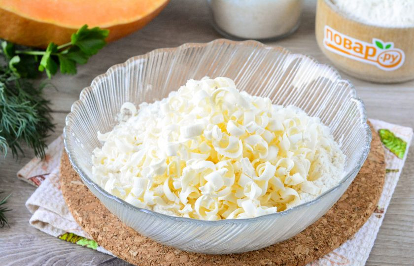 1. Этап. Пирог с тыквой открытый: Просейте всю пшеничную муку в подходящую посуду. Туда же натрите на терке холодное сливочное масло.