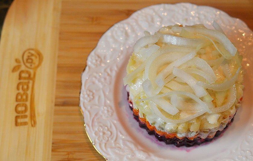 1. Этап. Салат Сёмга на шубке на 8 марта: 7. Маринованный лук слегка отожмите и положите следующим слоем.